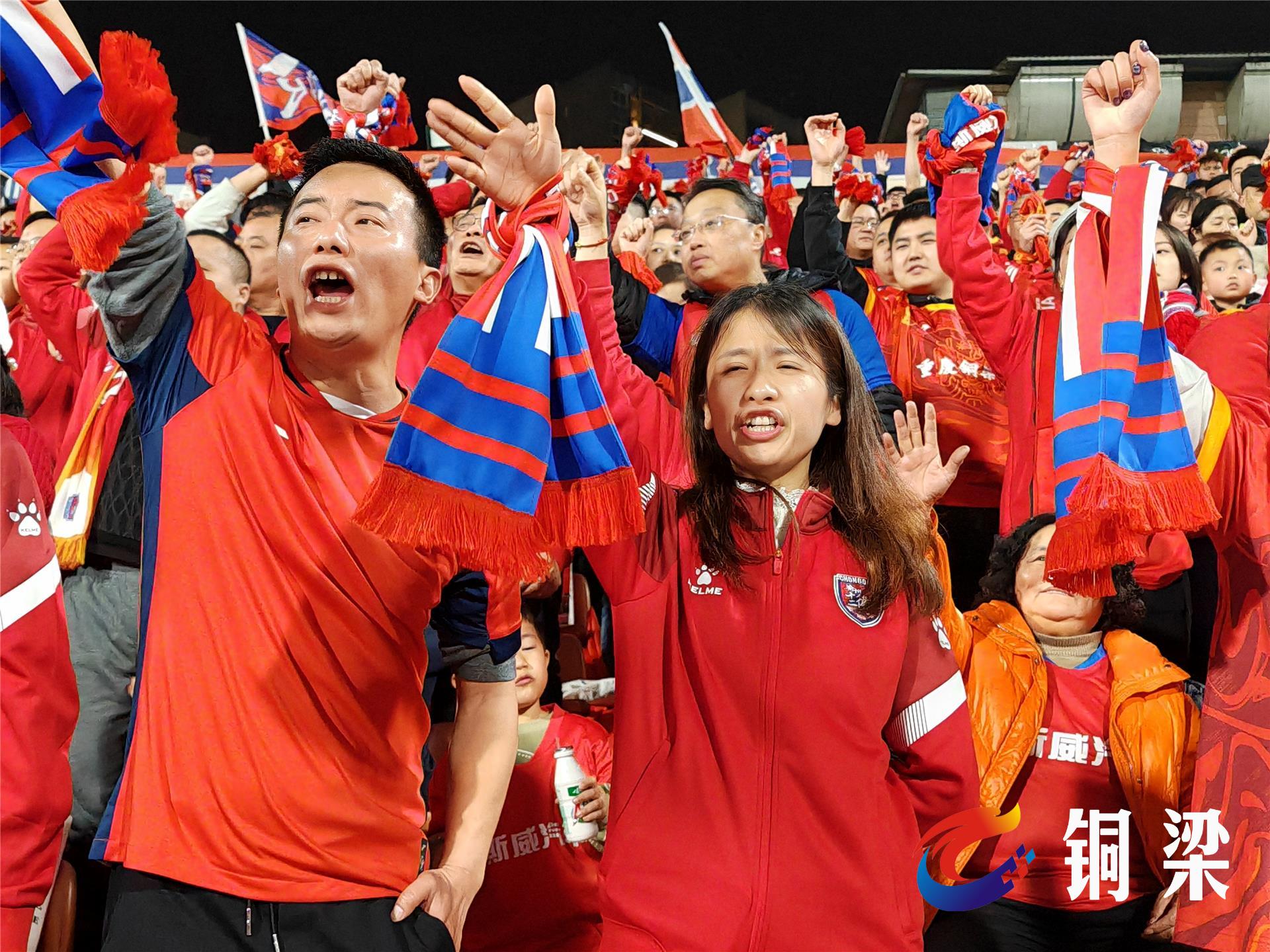 bob体育官方-正在进行的国际篮球比赛中，球迷热情高涨